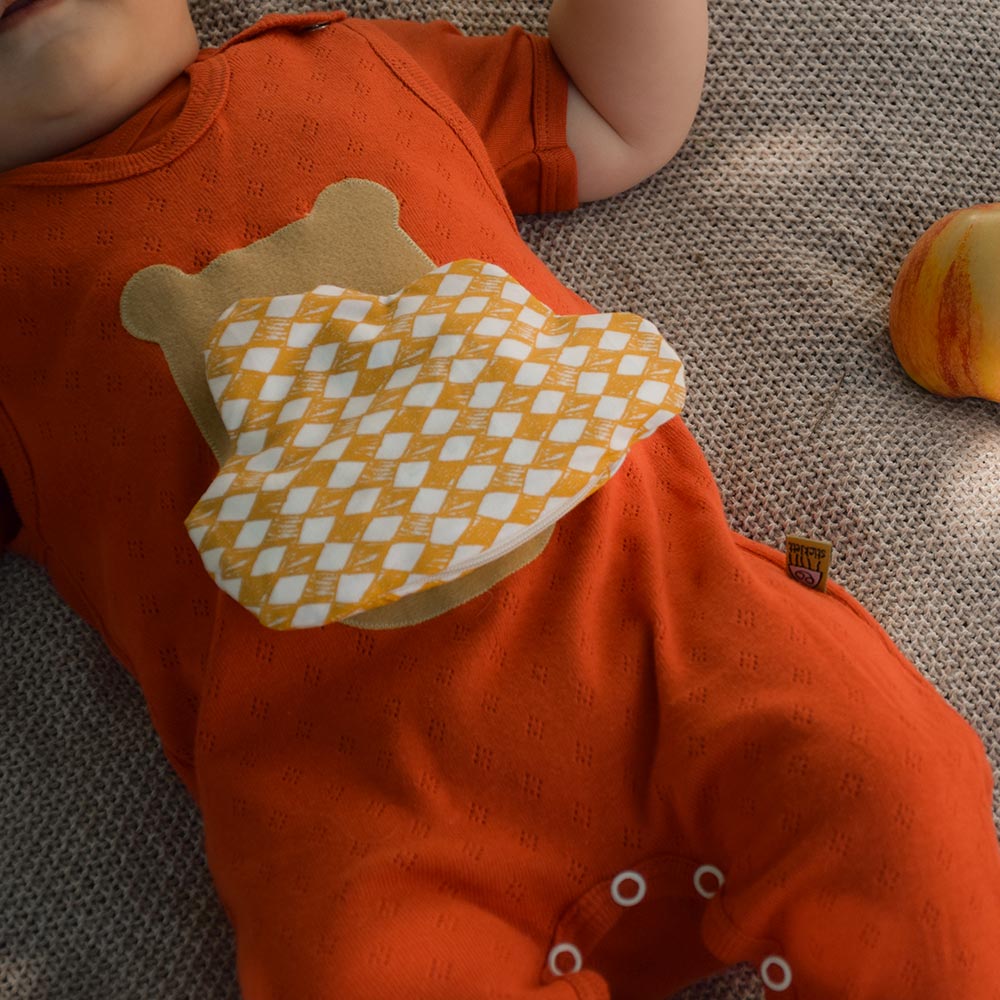 Originelles Babygeschenk in Rot – praktisch, stilvoll & liebevoll zusammengestellt