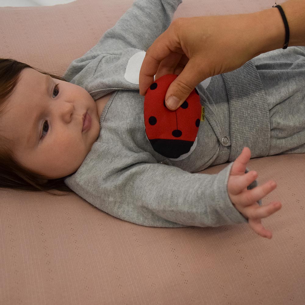 Weiches Baby Outfit – Wickelbody mit Sensoröffnung & Hose zum Mitwachsen