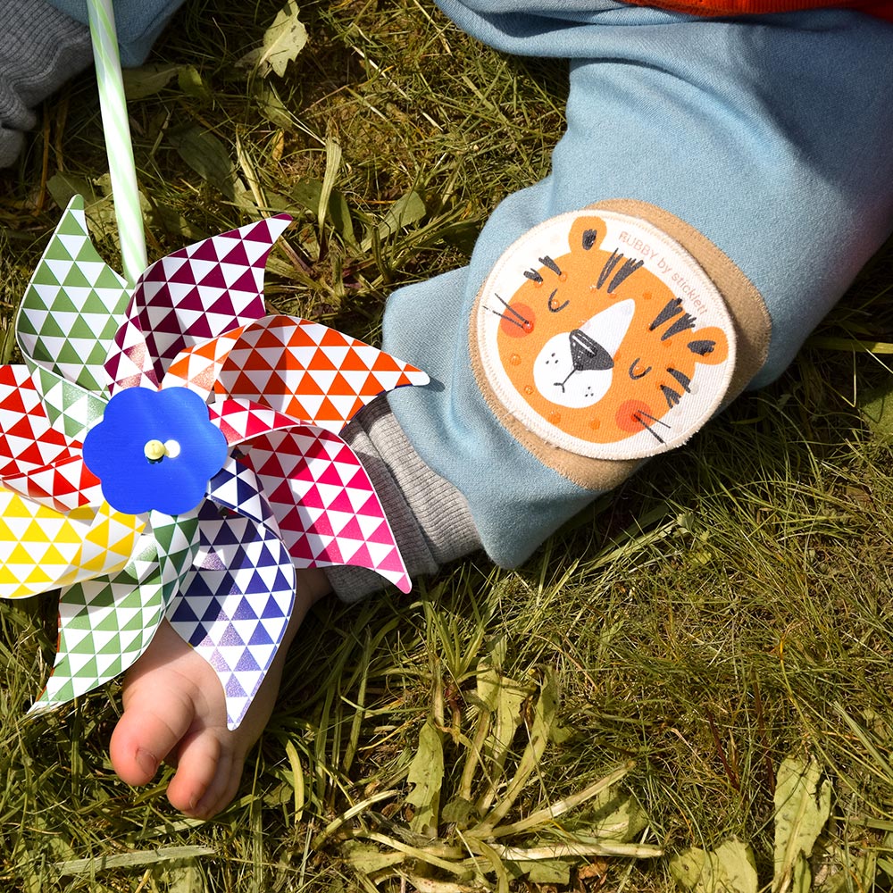 Krabbelhose mit Knieschutz – perfekt für Babys erste Bewegungsversuche
