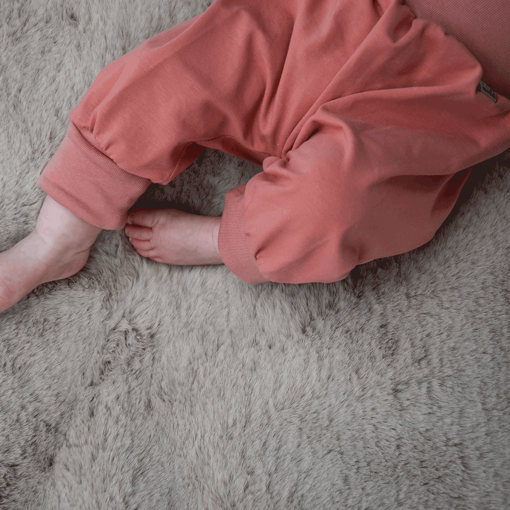 Komfortabler Zweiteiler für Babys – MARY-kompatibler Body & Hose mit Fußwärmer