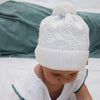 Weiße Strickmütze mit Bommel für Babys – weich, wärmend & ideal als Geschenk zur Geburt oder für den Winter