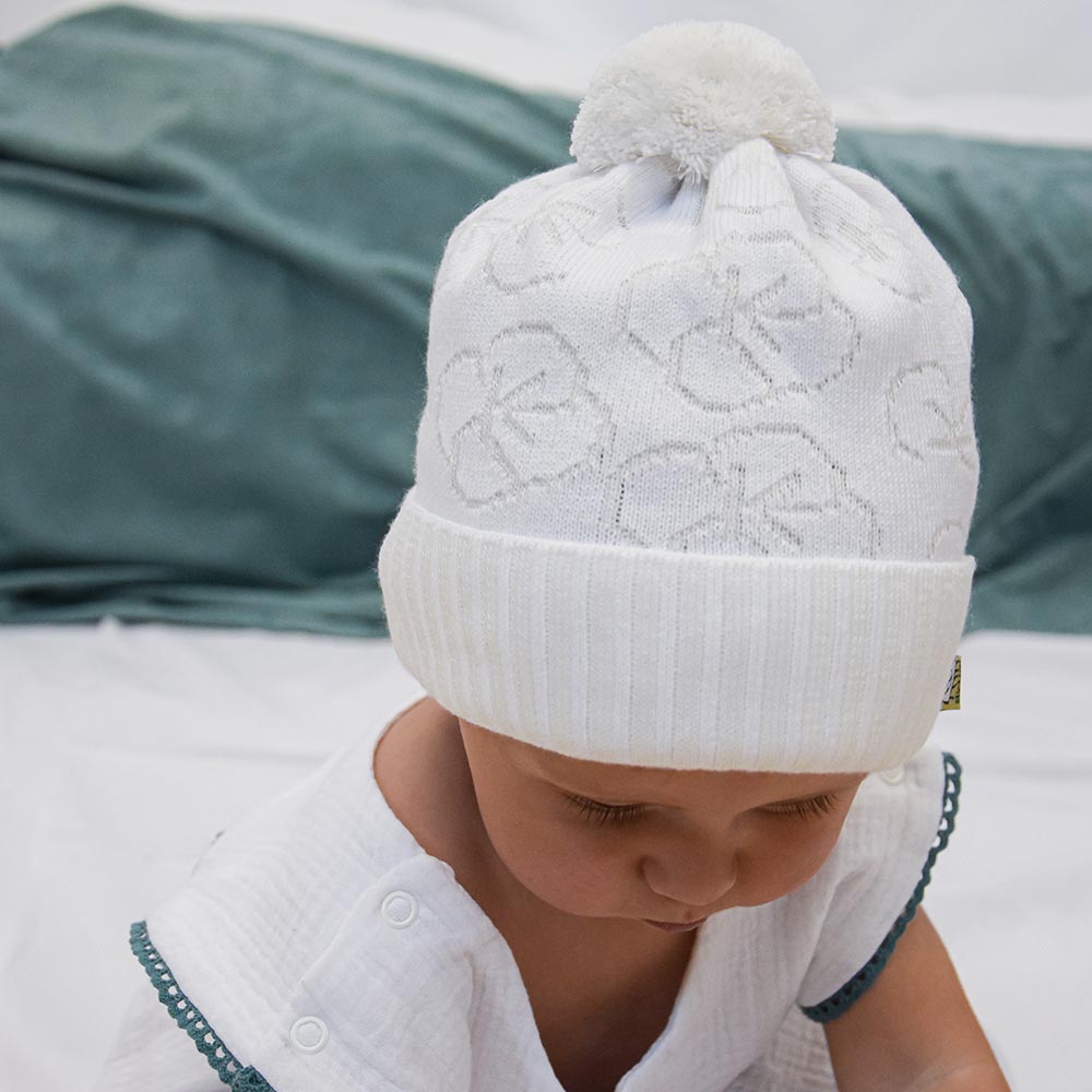 Weiße Strickmütze mit Bommel für Babys – weich, wärmend & ideal als Geschenk zur Geburt oder für den Winter