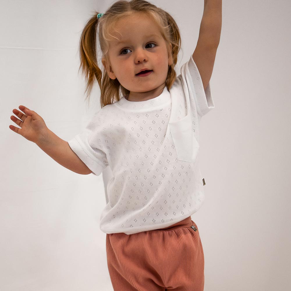Mädchen Shirt kurzarm weiß mit Lochstickerei und Brusttasche individuell gestaltbar