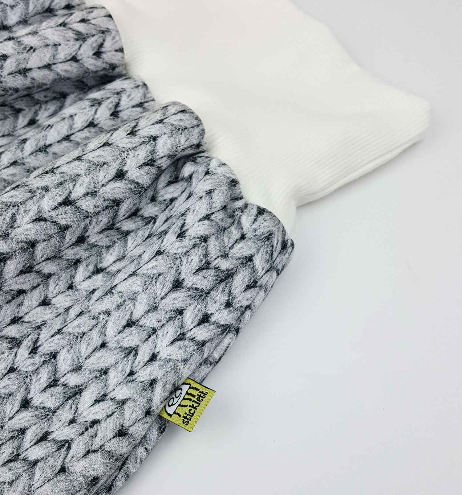 strick schlafsack Baby Strampelsack mit coolem Strickmuster in hellgrau – sticklett