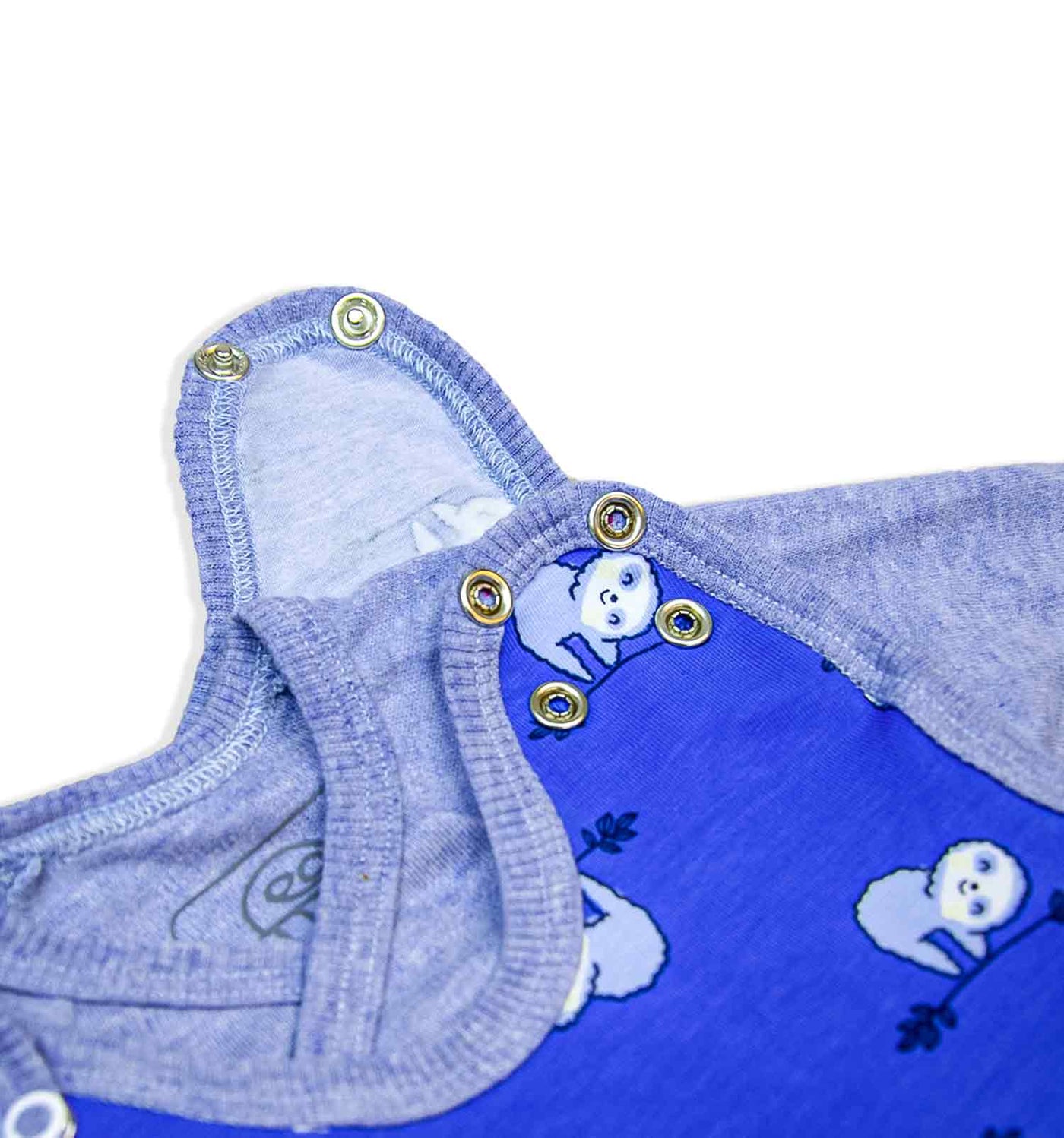 Baby-Strampler in royalblau mit Faultieren | sticklett Online Store.