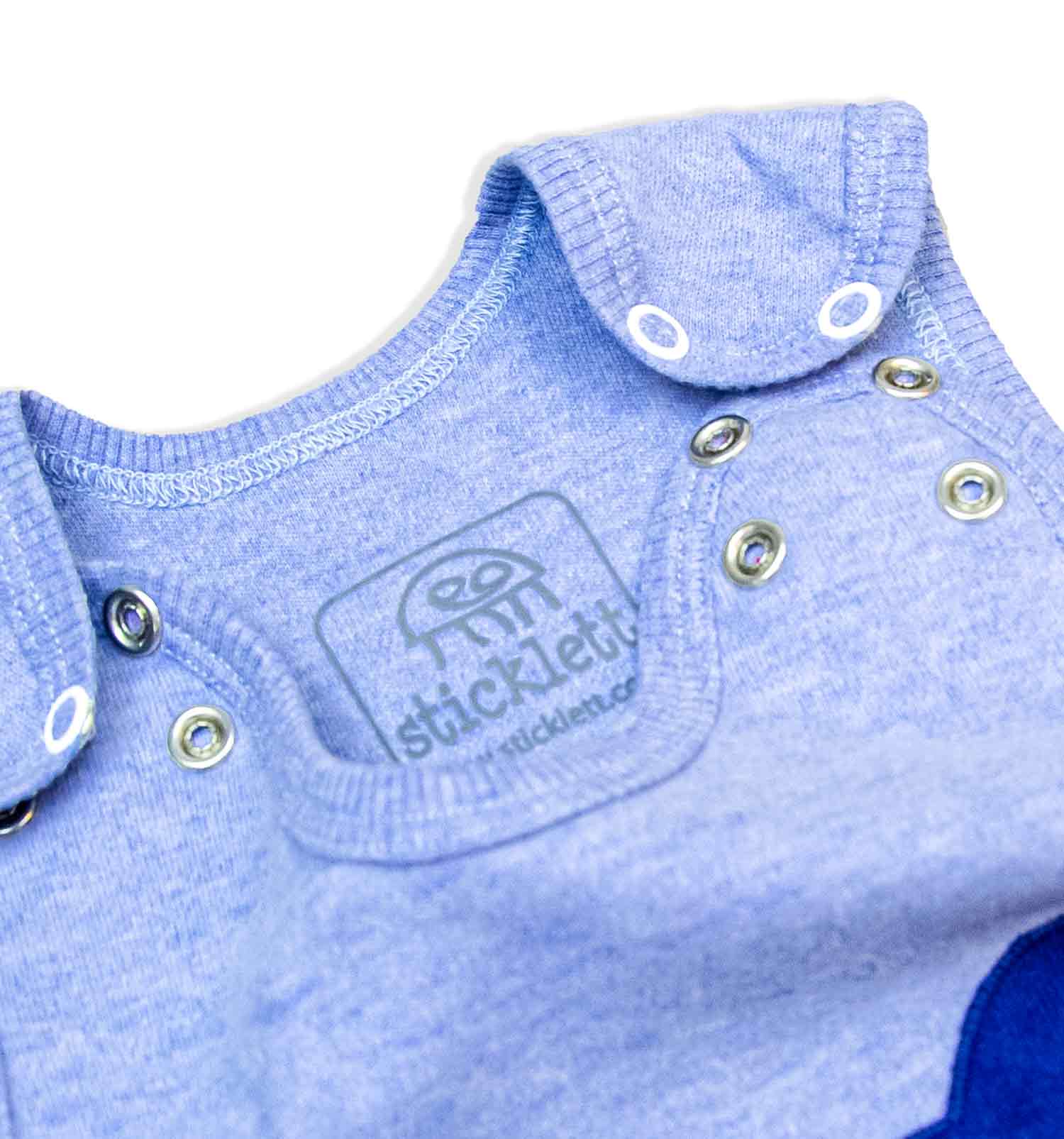 Baby-Strampler mitwachsend mit Wickelöffnung in hellblau | sticklett Online Store.