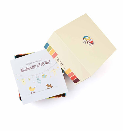 Geschenkbox aus hochwertiger Feinkartonage mit personalisierbarer Grußkarte | sticklett Online Store.