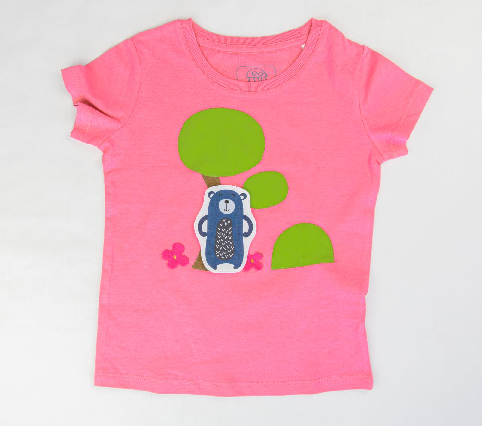 Mädchen T-Shirt in Pink mit aufgenähtem Garten Bild | sticklett Online Store.