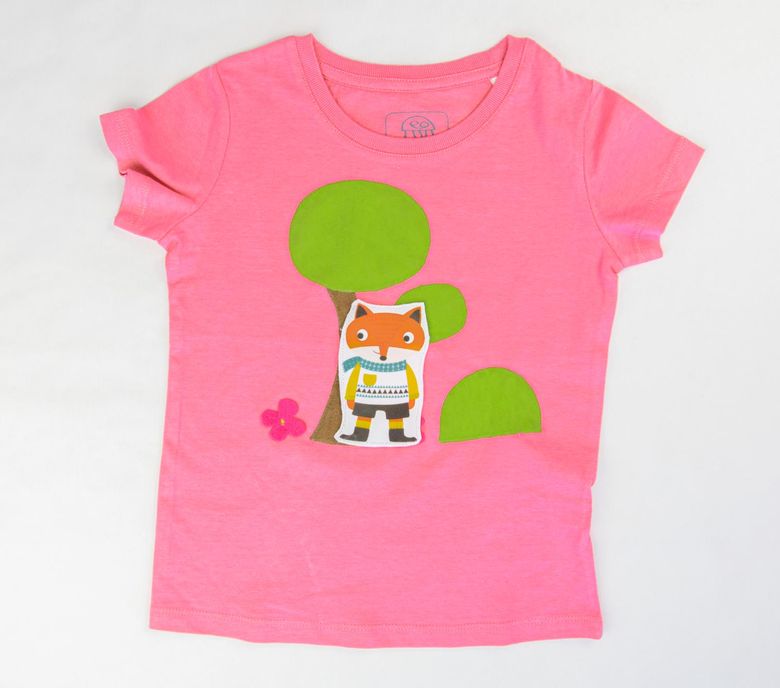 Mädchen T-Shirt in Pink mit aufgenähtem Garten Bild | sticklett Online Store.