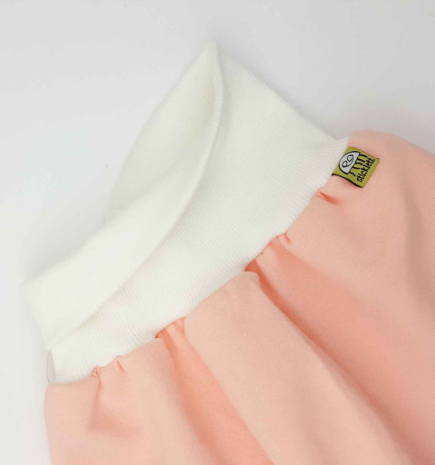 Flauschige Krabbelhose in pfirsich-rosa | sticklett Online Store.