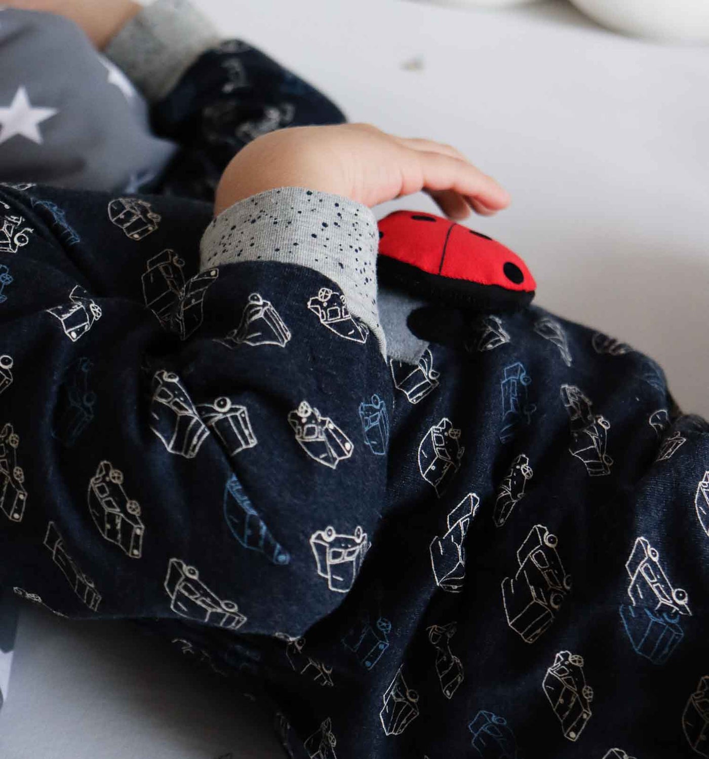 Buben Pyjama mit Autos GLOW in the NIGHT | sticklett Online Store.