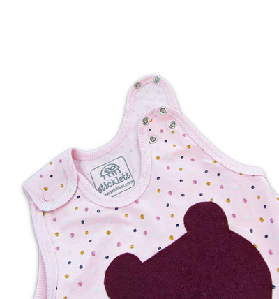 Baby-Strampler in rosa mit Pünktchen | sticklett Online Store.