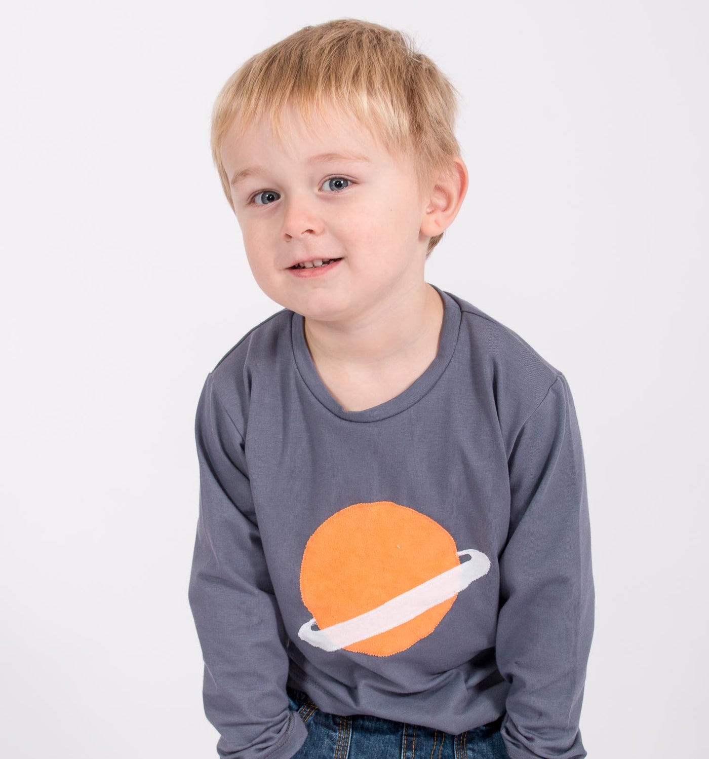 Buben T-Shirt mit Saturn in dunktelgrau - Langarm | sticklett Online Store.