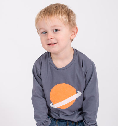 Buben T-Shirt mit Saturn in dunktelgrau - Langarm | sticklett Online Store.