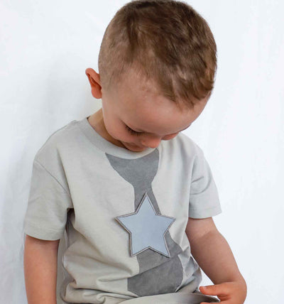 Buben T-Shirt mit Krawatte in Hellgrau | sticklett Online Store.